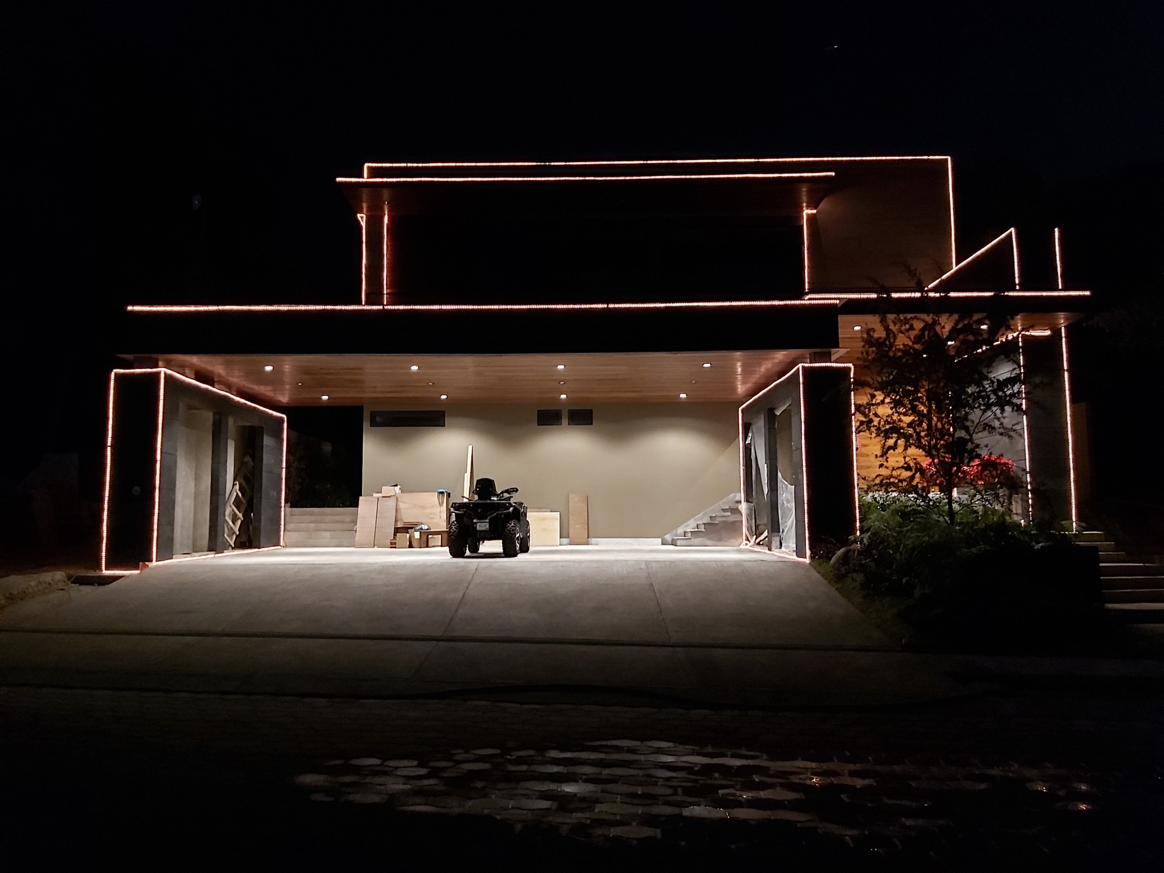 Iluminación exterior instalada en una residencia