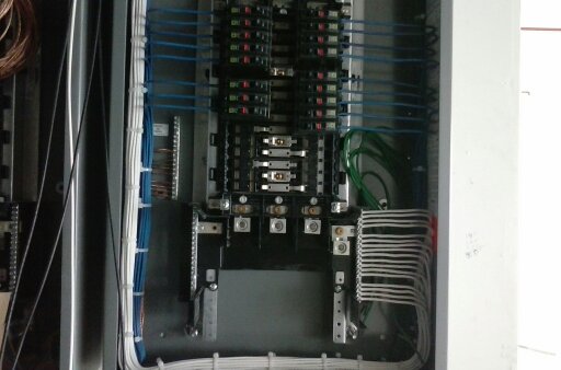 Tablero eléctrico organizado