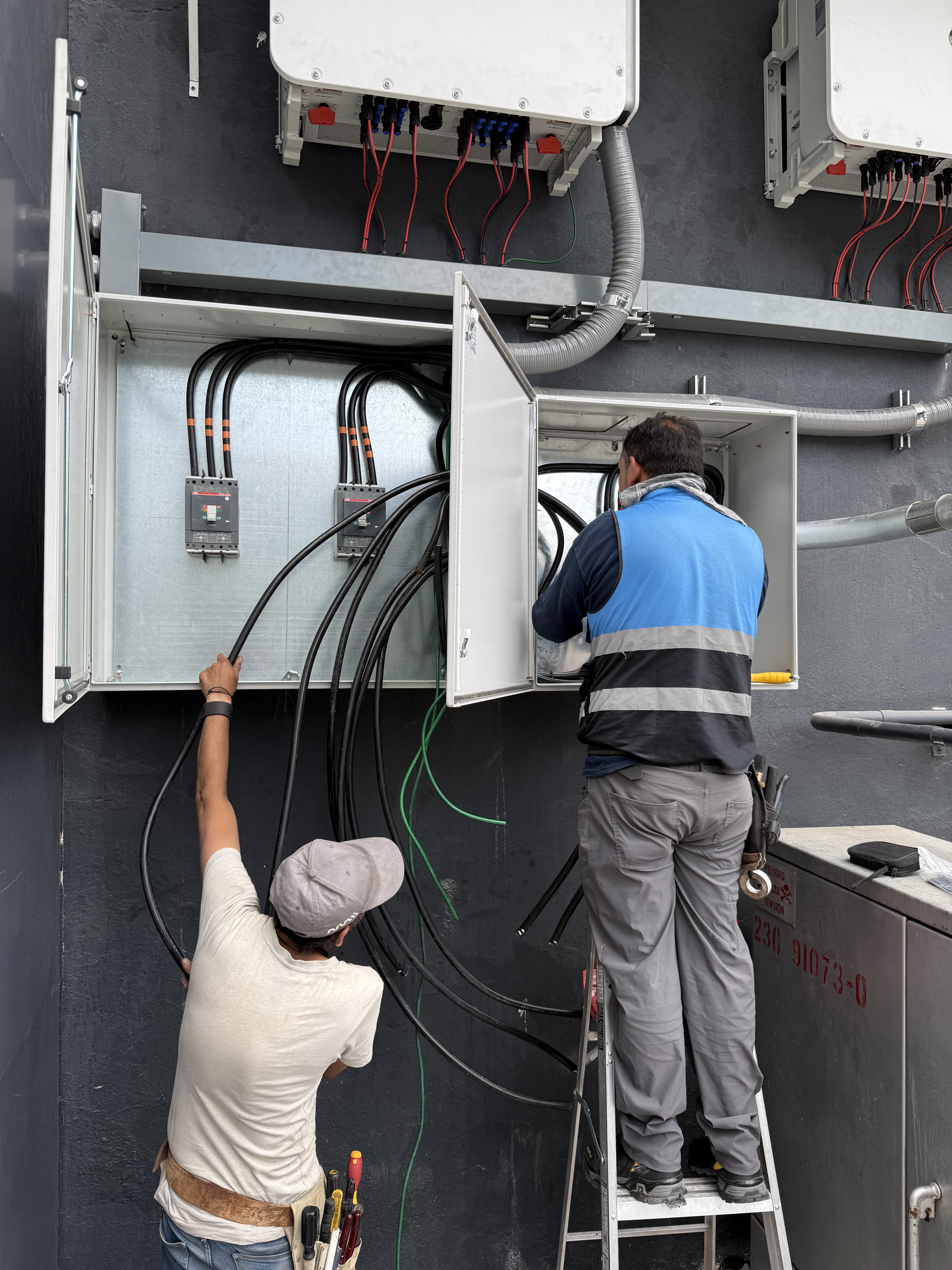 Fotografía de trabajo eléctrico
